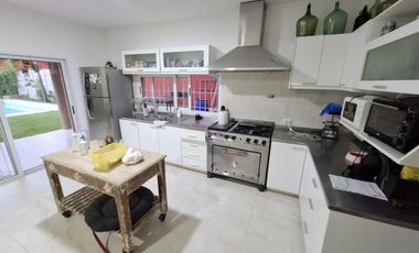 Casa en venta en Bella Vista en Barrio con Porton