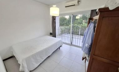 Casa en venta en Bella Vista en Barrio con Porton