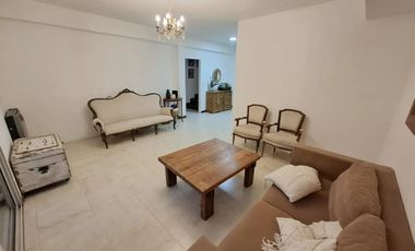 Casa en venta en Bella Vista en Barrio con Porton
