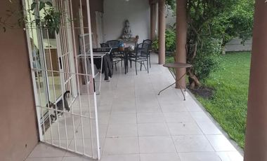 Casa en venta en Bella Vista en Barrio con Porton