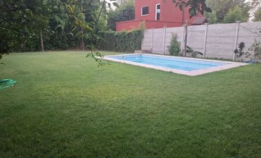 Casa en venta en Bella Vista en Barrio con Porton