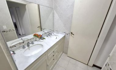 Casa en venta en Bella Vista en Barrio con Porton