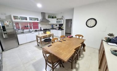 Casa en venta en Bella Vista en Barrio con Porton