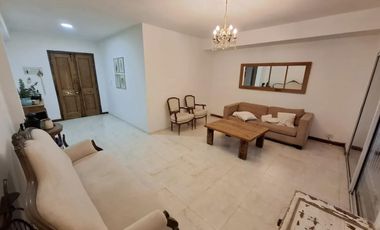 Casa en venta en Bella Vista en Barrio con Porton
