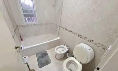 Casa en venta en Bella Vista en Barrio con Porton