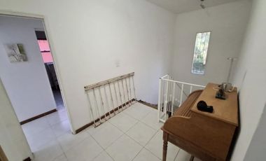Casa en venta en Bella Vista en Barrio con Porton