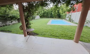 Casa en venta en Bella Vista en Barrio con Porton