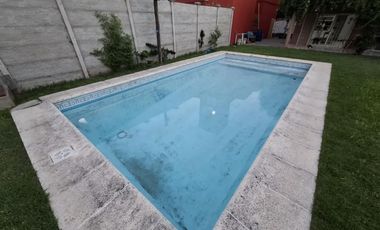 Casa en venta en Bella Vista en Barrio con Porton