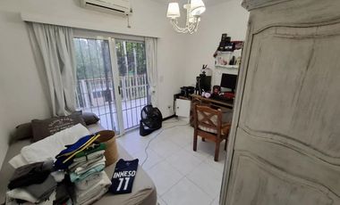 Casa en venta en Bella Vista en Barrio con Porton