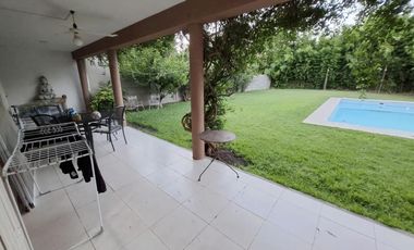 Casa en venta en Bella Vista en Barrio con Porton