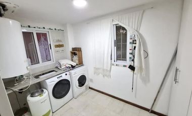 Casa en venta en Bella Vista en Barrio con Porton