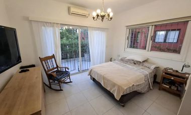 Casa en venta en Bella Vista en Barrio con Porton