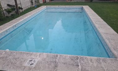 Casa en venta en Bella Vista en Barrio con Porton