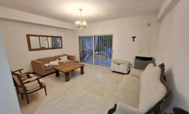 Casa en venta en Bella Vista en Barrio con Porton