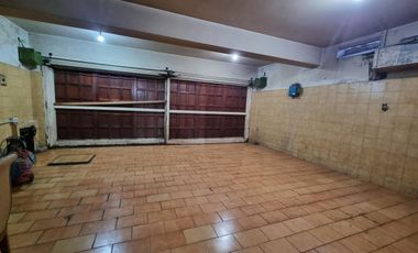 Casa 4 amb, cochera para varios vehículos, quincho, piscina y amplio jardín.
