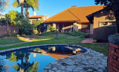 Casa 4 amb, cochera para varios vehículos, quincho, piscina y amplio jardín.