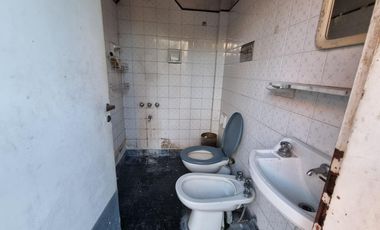 Casa 4 amb, cochera para varios vehículos, quincho, piscina y amplio jardín.