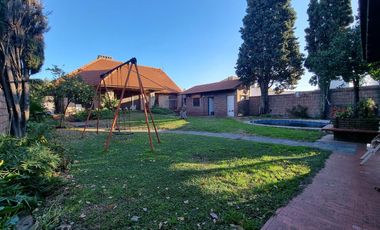 Casa 4 amb, cochera para varios vehículos, quincho, piscina y amplio jardín.