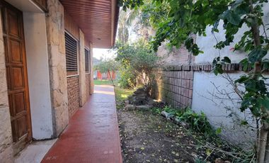 Casa 4 amb, cochera para varios vehículos, quincho, piscina y amplio jardín.