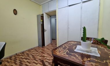 Casa 4 amb, cochera para varios vehículos, quincho, piscina y amplio jardín.