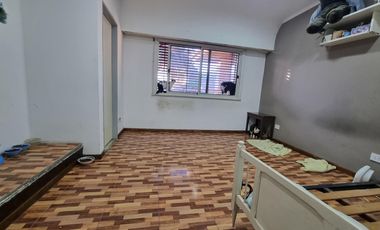 Casa 4 amb, cochera para varios vehículos, quincho, piscina y amplio jardín.