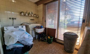Casa 4 amb, cochera para varios vehículos, quincho, piscina y amplio jardín.