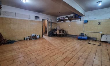 Casa 4 amb, cochera para varios vehículos, quincho, piscina y amplio jardín.