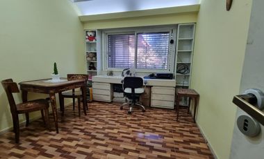 Casa 4 amb, cochera para varios vehículos, quincho, piscina y amplio jardín.