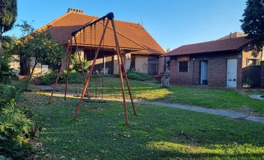 Casa 4 amb, cochera para varios vehículos, quincho, piscina y amplio jardín.