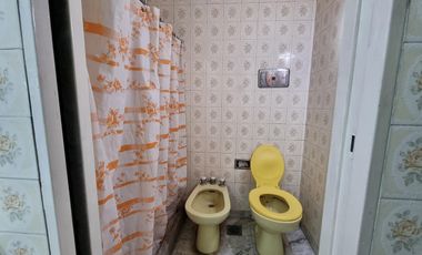 Casa 4 amb, cochera para varios vehículos, quincho, piscina y amplio jardín.