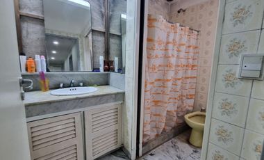 Casa 4 amb, cochera para varios vehículos, quincho, piscina y amplio jardín.