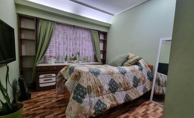 Casa 4 amb, cochera para varios vehículos, quincho, piscina y amplio jardín.