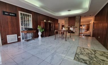 Casa 4 amb, cochera para varios vehículos, quincho, piscina y amplio jardín.