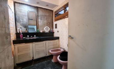 Casa 4 amb, cochera para varios vehículos, quincho, piscina y amplio jardín.
