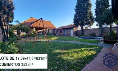 Casa 4 amb, cochera para varios vehículos, quincho, piscina y amplio jardín.