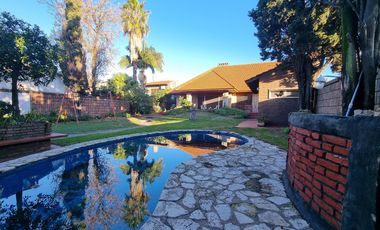 Casa 4 amb, cochera para varios vehículos, quincho, piscina y amplio jardín.