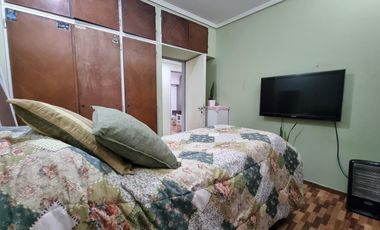 Casa 4 amb, cochera para varios vehículos, quincho, piscina y amplio jardín.