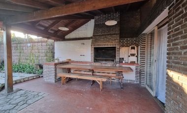 Casa 4 amb, cochera para varios vehículos, quincho, piscina y amplio jardín.