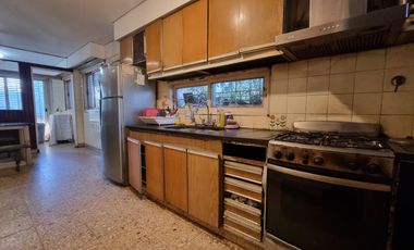 Casa 4 amb, cochera para varios vehículos, quincho, piscina y amplio jardín.