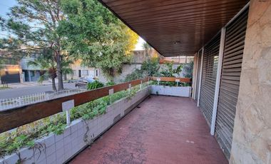 Casa 4 amb, cochera para varios vehículos, quincho, piscina y amplio jardín.