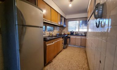 Casa 4 amb, cochera para varios vehículos, quincho, piscina y amplio jardín.
