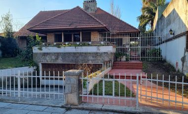 Casa 4 amb, cochera para varios vehículos, quincho, piscina y amplio jardín.
