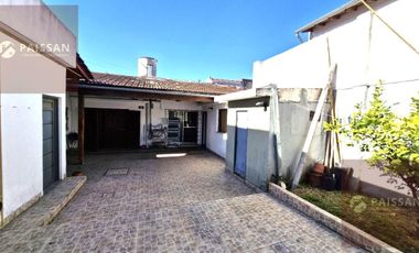 Venta Casa 3 ambientes con local y deposito, Bella Vista