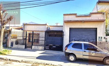Venta Casa 3 ambientes con local y deposito, Bella Vista