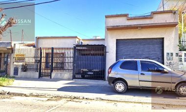 Venta Casa 3 ambientes con local y deposito, Bella Vista