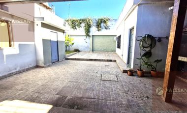 Venta Casa 3 ambientes con local y deposito, Bella Vista