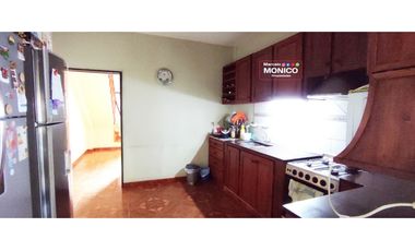 casa de 2 planta 6 amb mas local con 5 deptos en Paso del rey CENTRO