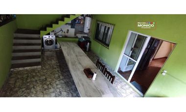casa de 2 planta 6 amb mas local con 5 deptos en Paso del rey CENTRO