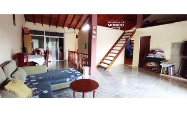 casa de 2 planta 6 amb mas local con 5 deptos en Paso del rey CENTRO