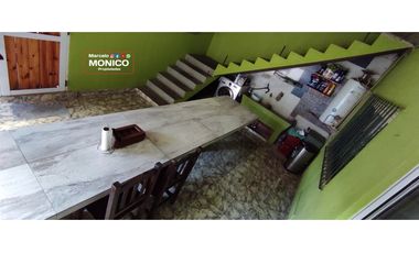 casa de 2 planta 6 amb mas local con 5 deptos en Paso del rey CENTRO